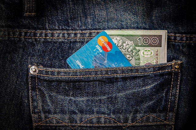 peníze a karta v džínách