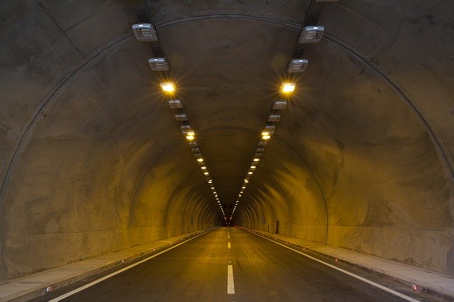 osvětlený betonový tunel