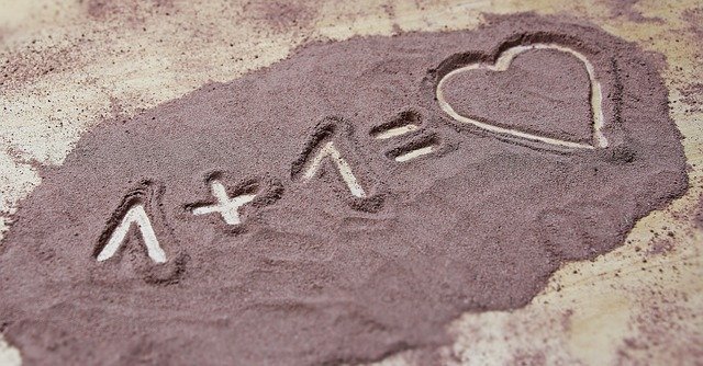 nápis v písku 1+1=srdce
