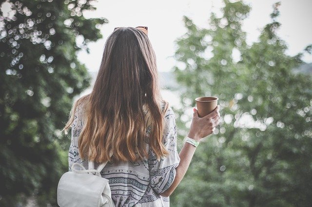 dívka s kávou v lese