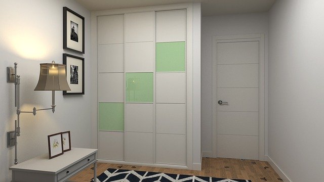 Interiér s moderní bílou skříní
